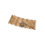 A 9 Carat Gold Gate Link Bracelet, length 18cm, with replacement white metal claspBracelet - 16.8