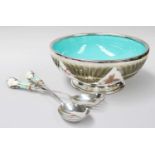 A Wedgewood Majolica Salad Bowl, with pair of matching servers (3)25.25cm diamaterSome crazing,