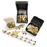 A Quantity of Jewellery, including a 9 carat gold ring, finger size M (a.f.); a 9 carat gold bow