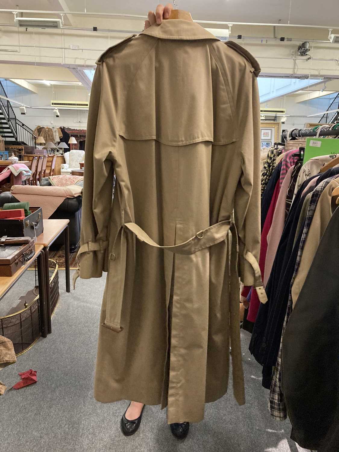 Ralph Lauren Black Trench Coat with button fastening, belt tie, side pockets (size 44 R), and a - Image 5 of 5