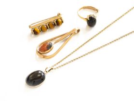A Quantity of Jewellery, comprising of a 9 carat gold moss agate pendant, length 4.8cm; a tiger’s-