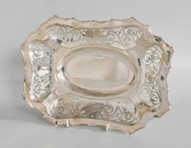 An Edward VII Silver Dish, by William Mammatt and Son, Sheffield, 1904, shaped oblong and with