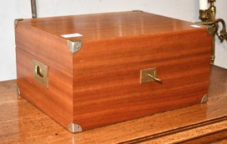 Davidoff Humidor, 35.5cm by 28.5cm by 17.5cm