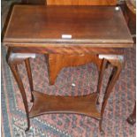 Small Victorian mahogany card table with swivel top above fine cabriole legs & shaped undertier