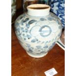 Chinese blue and white Ming vase, 19cm