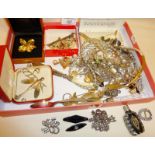 Antique and vintage jewellery, inc. silver brooches