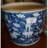 Large Chinese blue and white brush pot, 19cm high x 22cm diameter