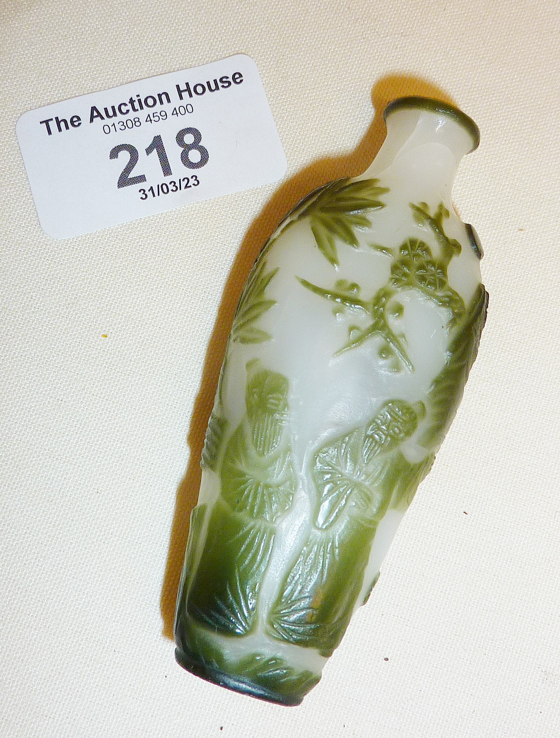 Chinese export snuff bottle in overlay cameo glass, carved with figural scenes (some fine cracks)