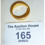 22ct yellow gold band approx UK size M-N and weight 7.5g