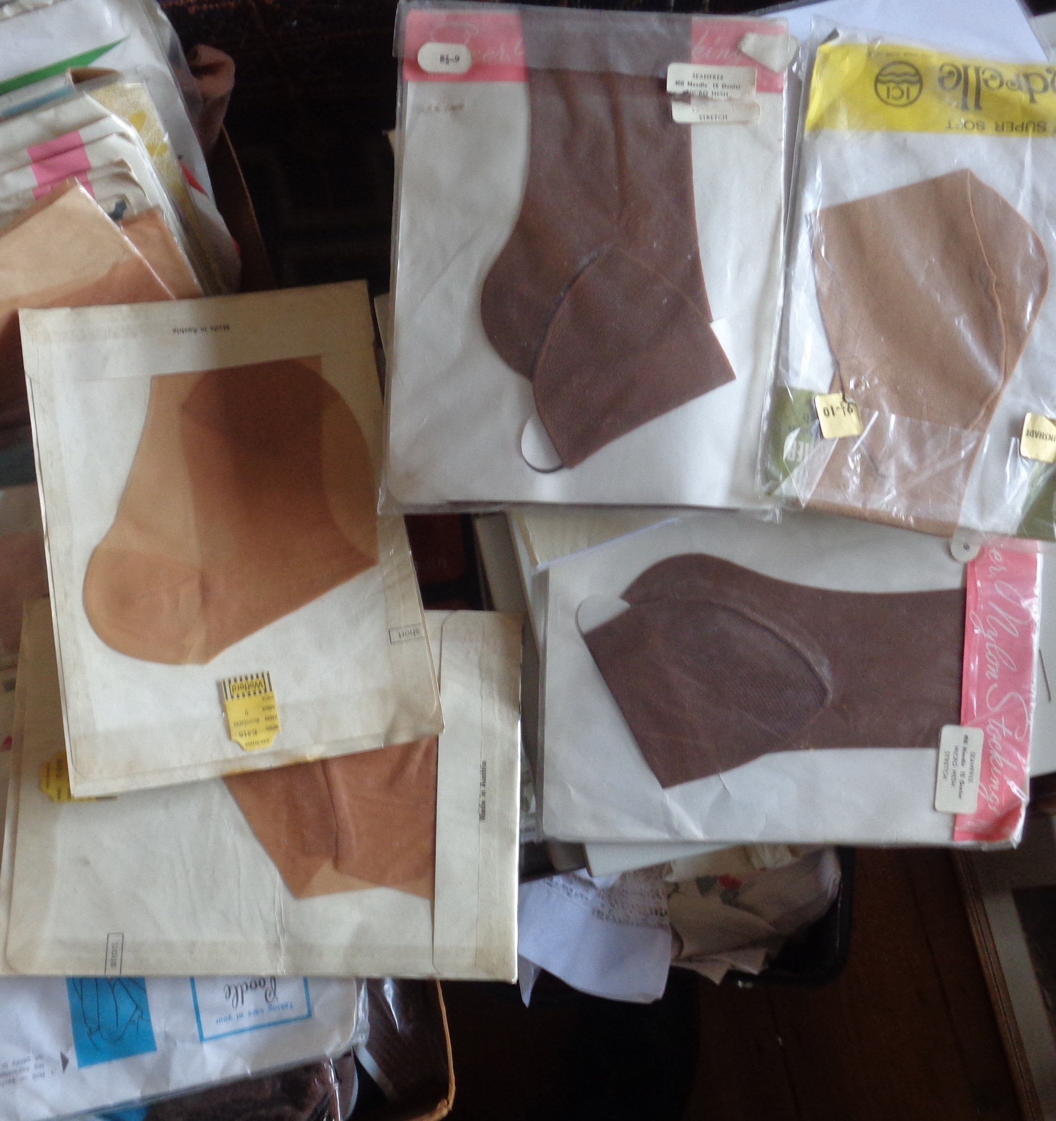 Assorted haberdashery, cottons and collection of vintage nylon stockings - Image 6 of 7