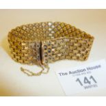 Heavy 9ct yellow gold mesh chain bracelet. Approx 31g