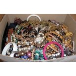 Good quantity of vintage costume jewellery