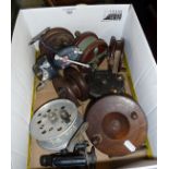 Old wooden and bakelite fishing reels, etc. (9)