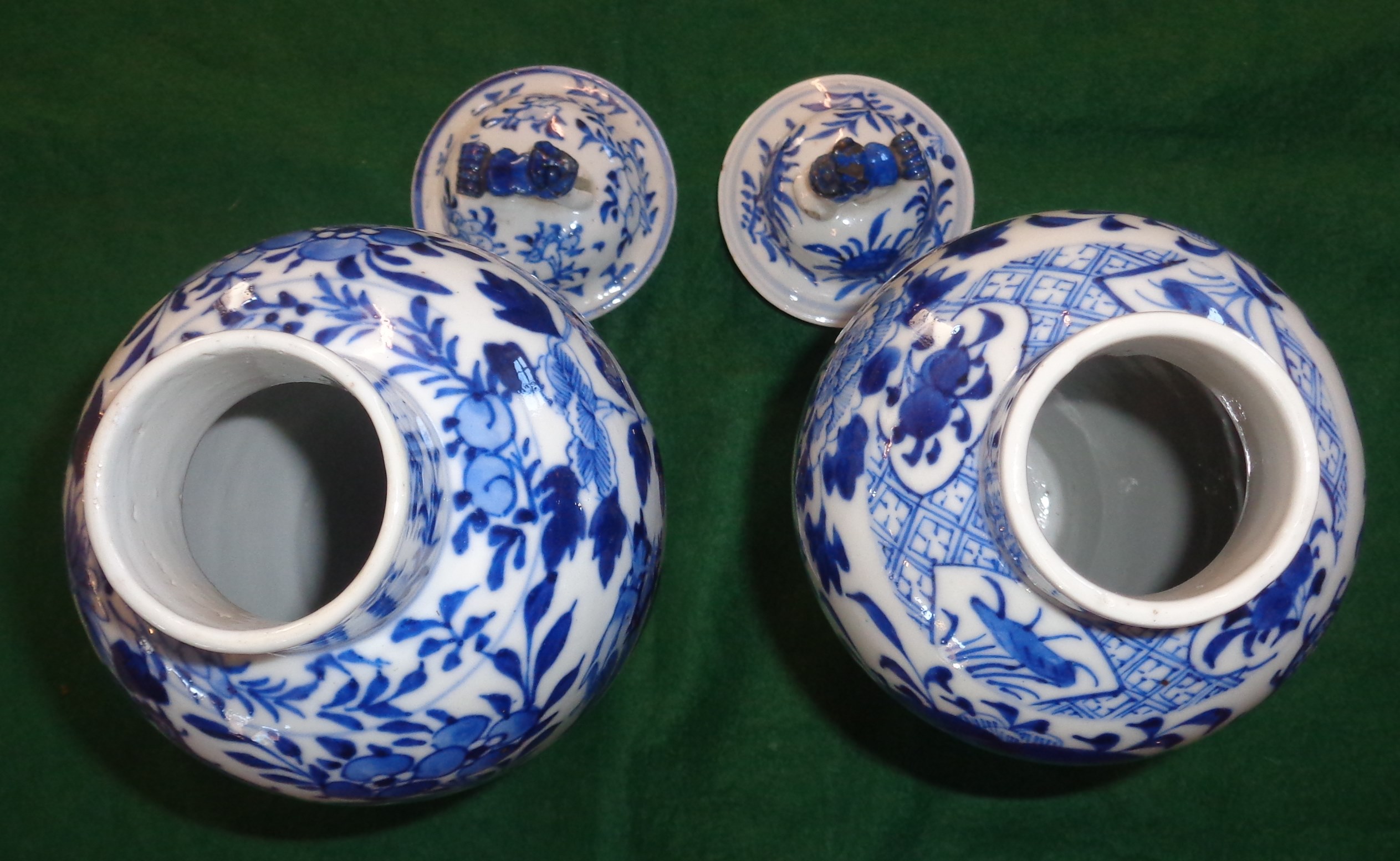 Pair of blue and white dragon vases with covers, 4 character marks, 26cm - Image 3 of 5