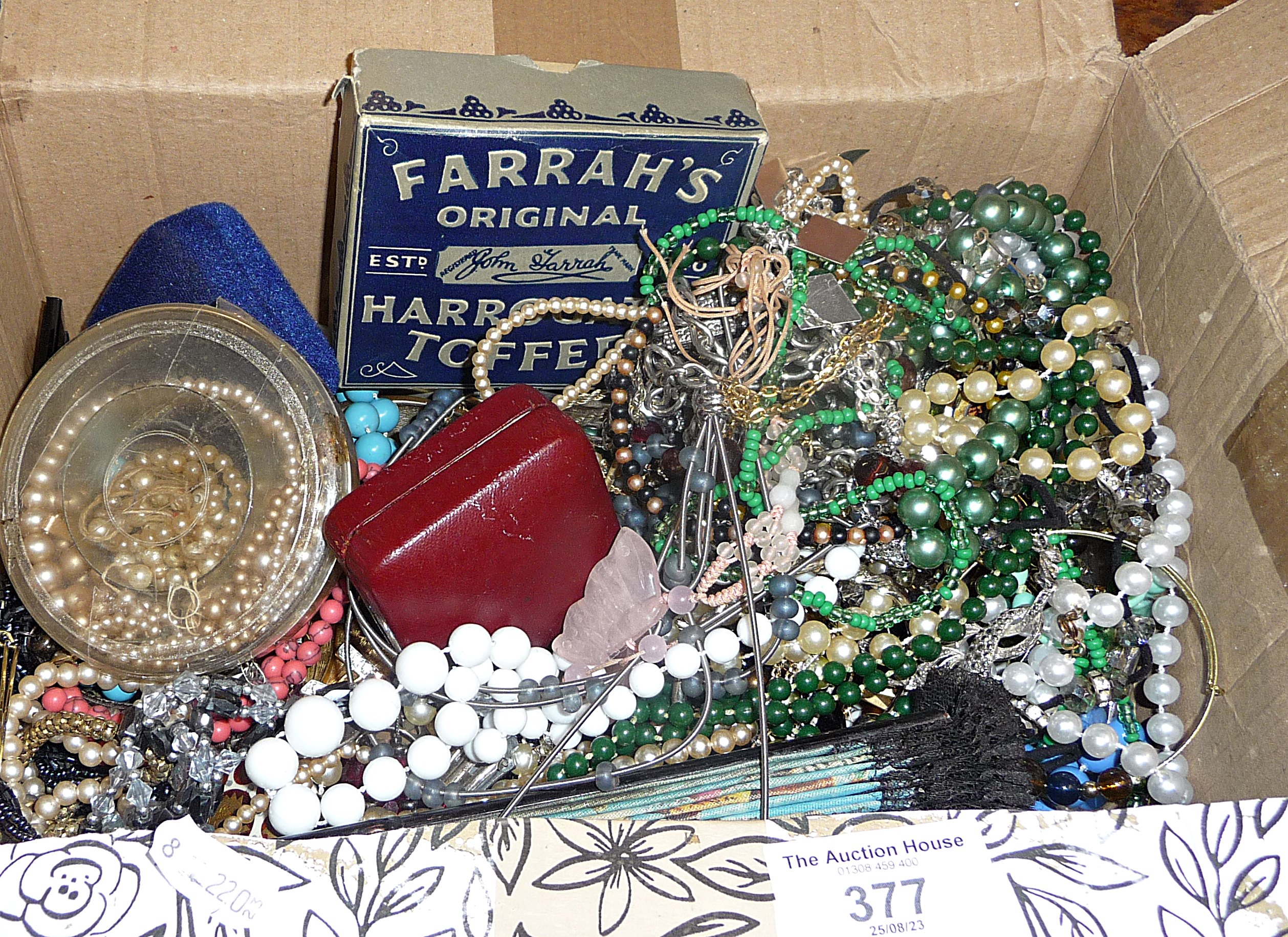 Quantity of vintage costume jewellery