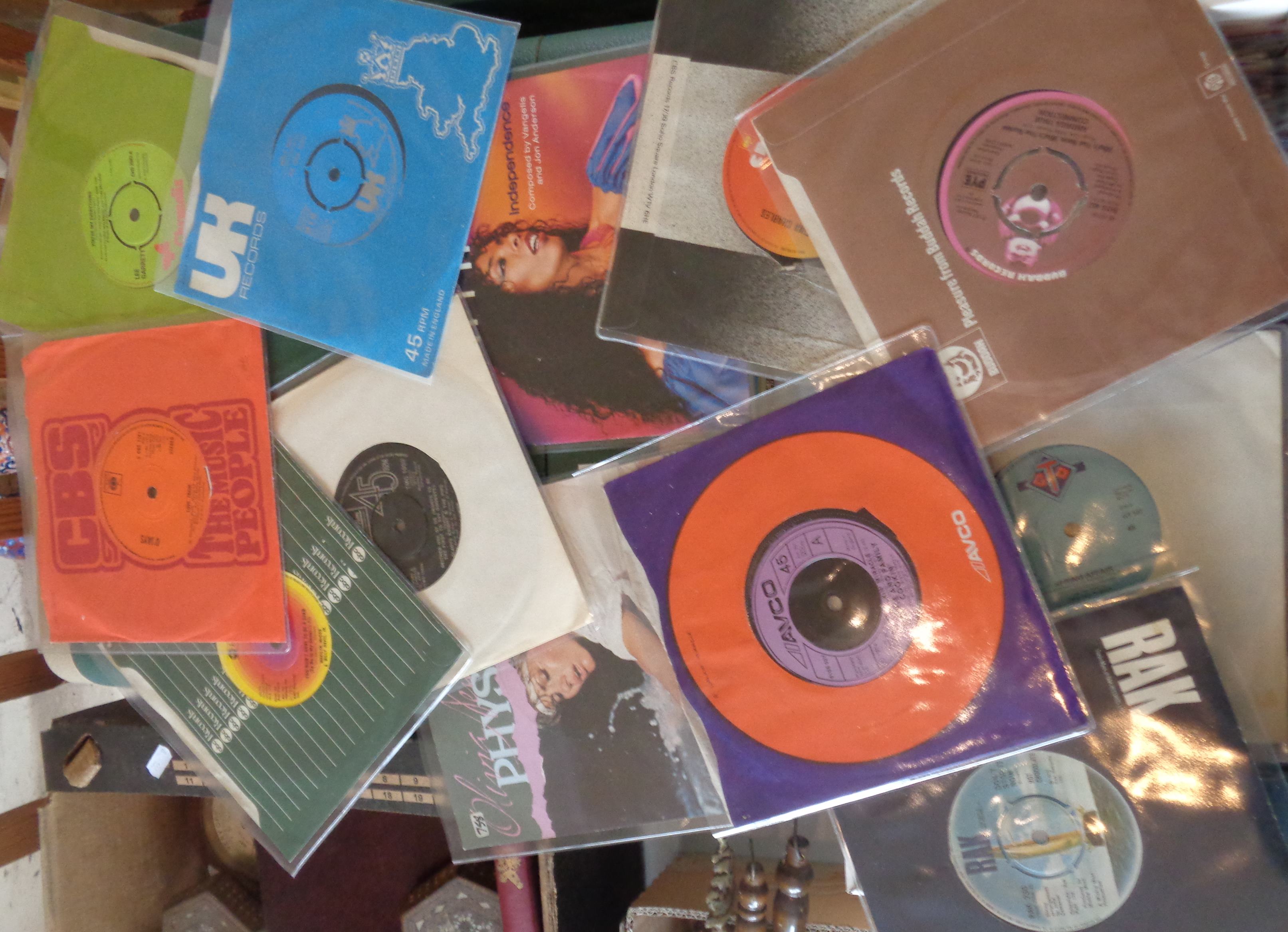 A large and good collection of Tamla Motown, rock and pop single vinyl records with sleeves - Image 2 of 3