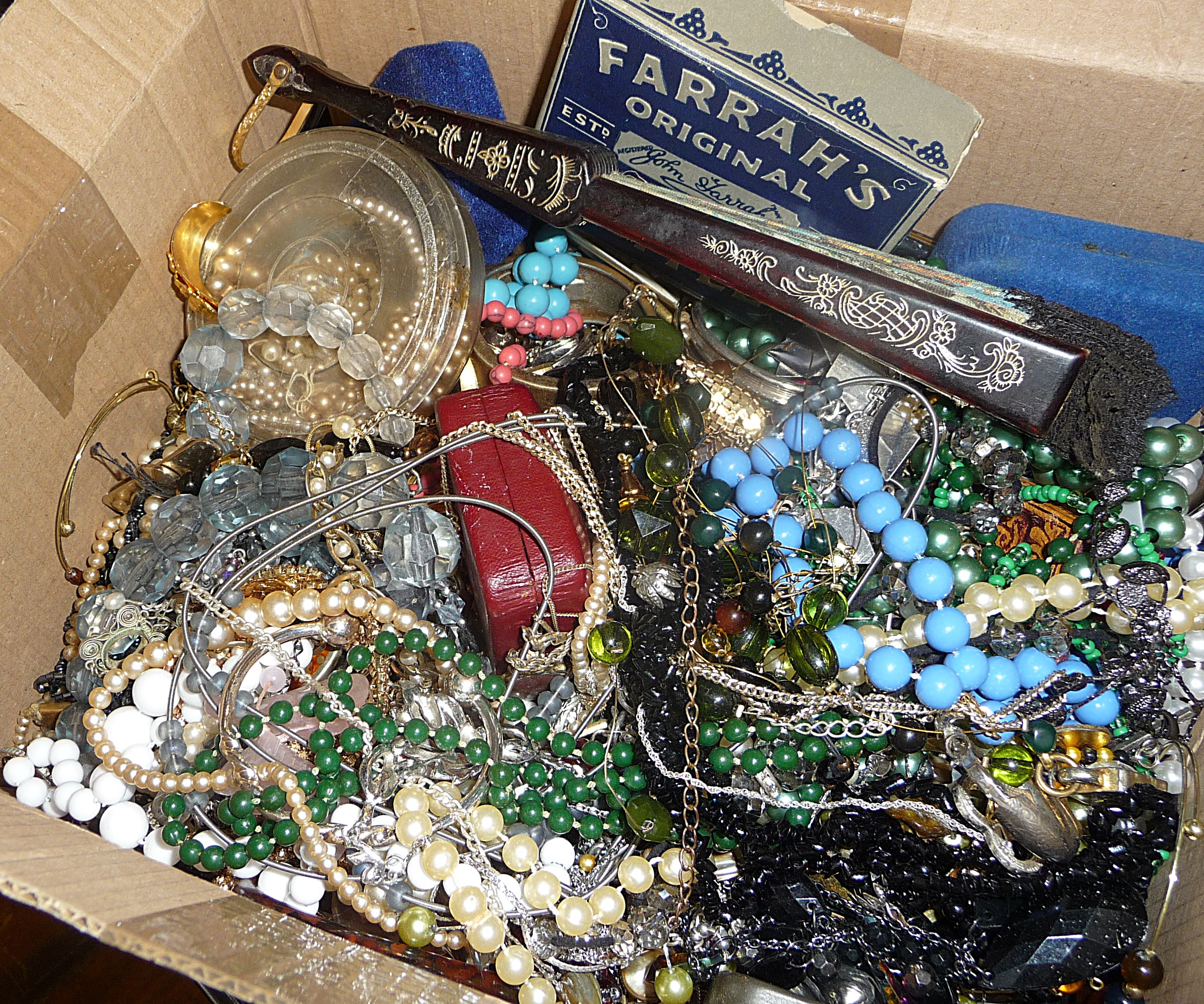 Quantity of vintage costume jewellery - Image 2 of 2