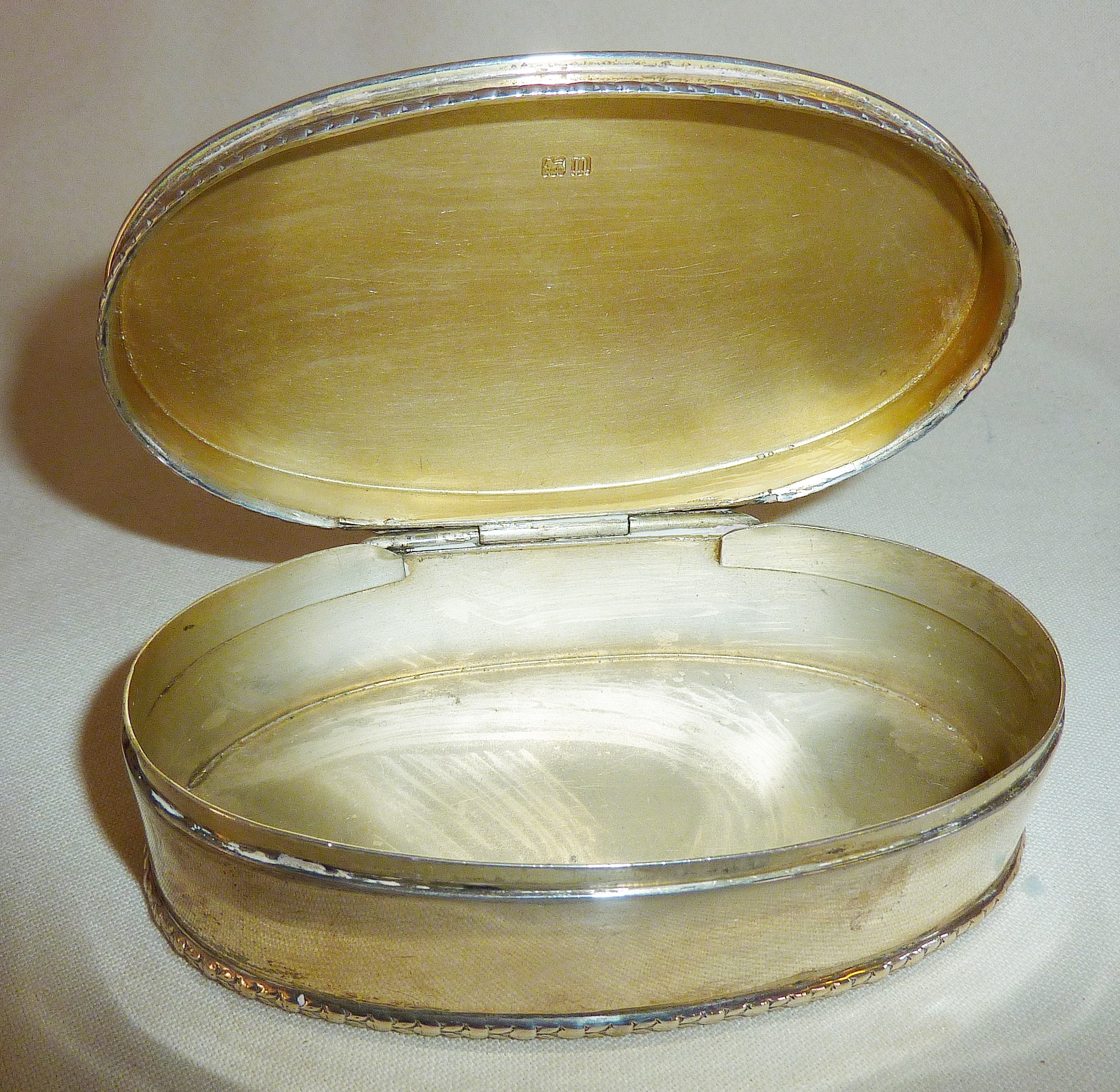 Antique silver oval table snuff box, hallmarked for London 1908, Goldsmiths & Silversmiths Co., - Image 2 of 2