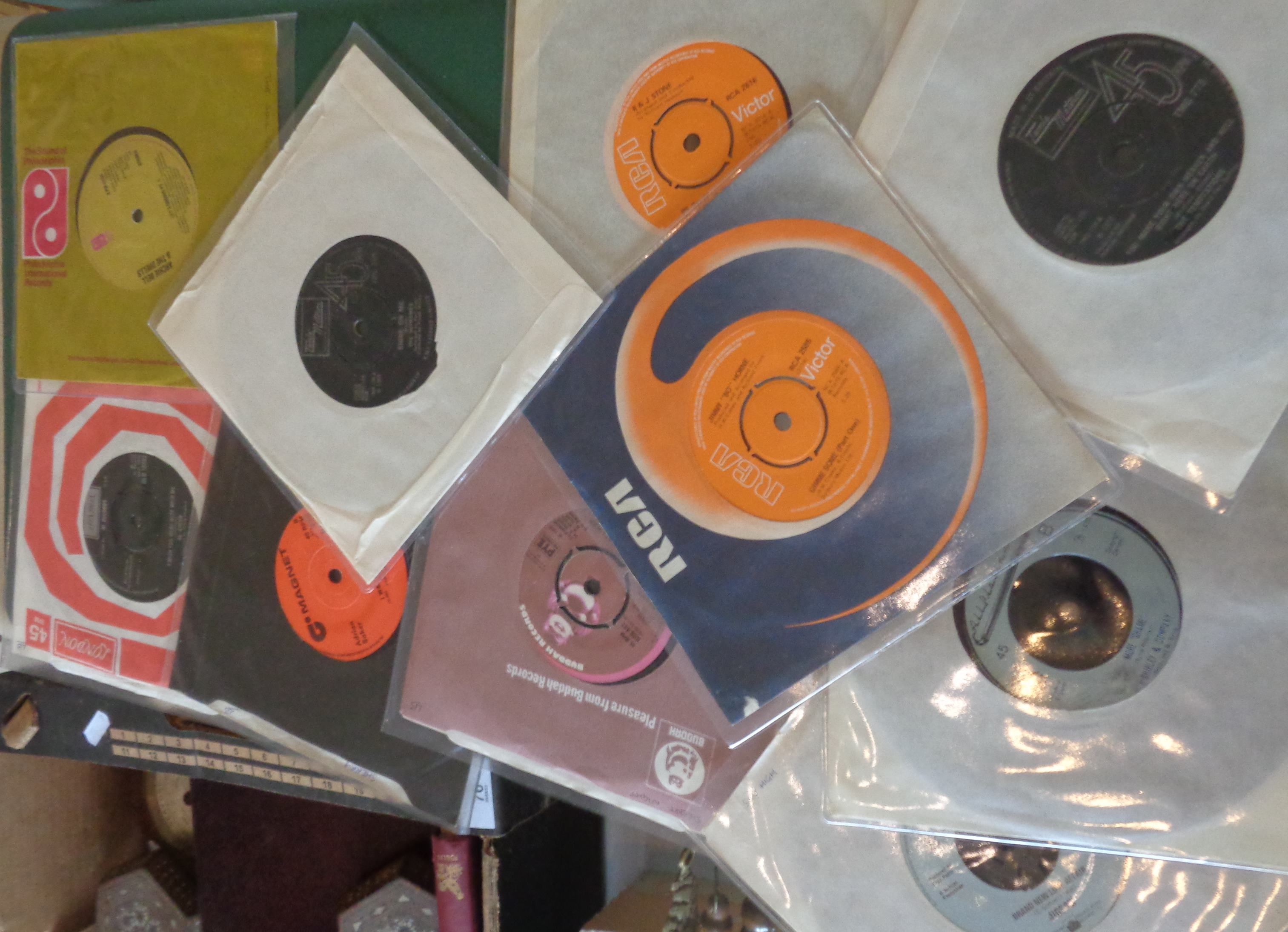 A large and good collection of Tamla Motown, rock and pop single vinyl records with sleeves - Image 3 of 3