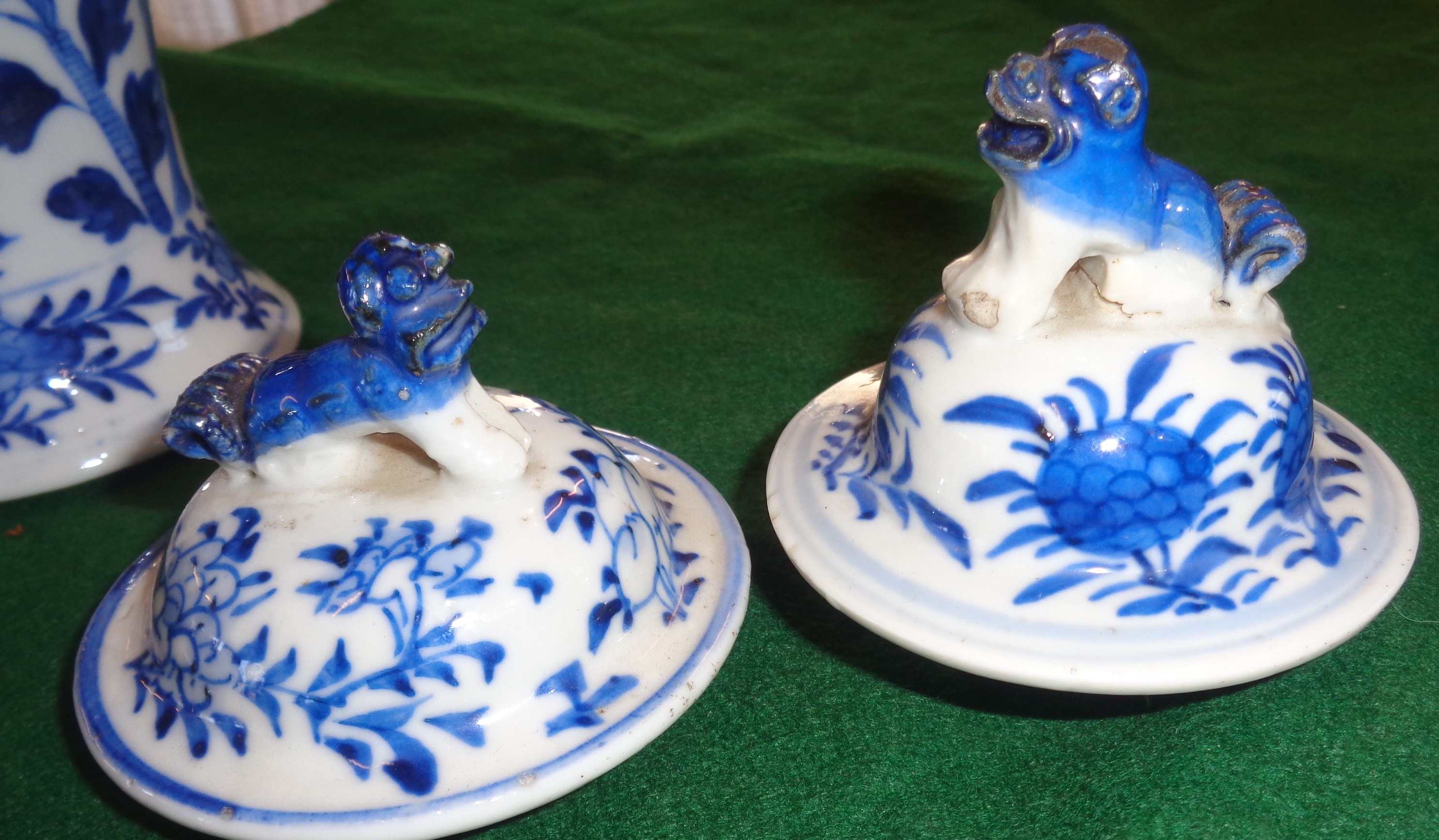 Pair of blue and white dragon vases with covers, 4 character marks, 26cm - Image 5 of 5