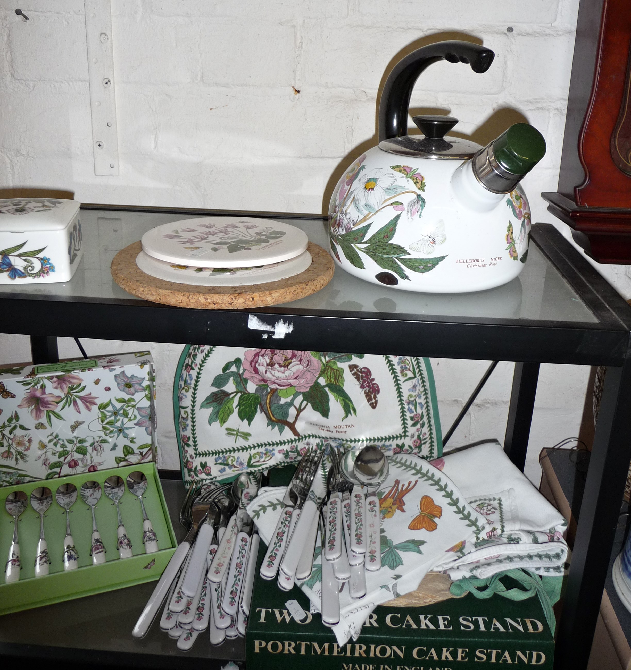 Assorted Portmeirion Botanic Garden pottery tableware accessories, inc. cakestand, napkin rings, - Image 2 of 3