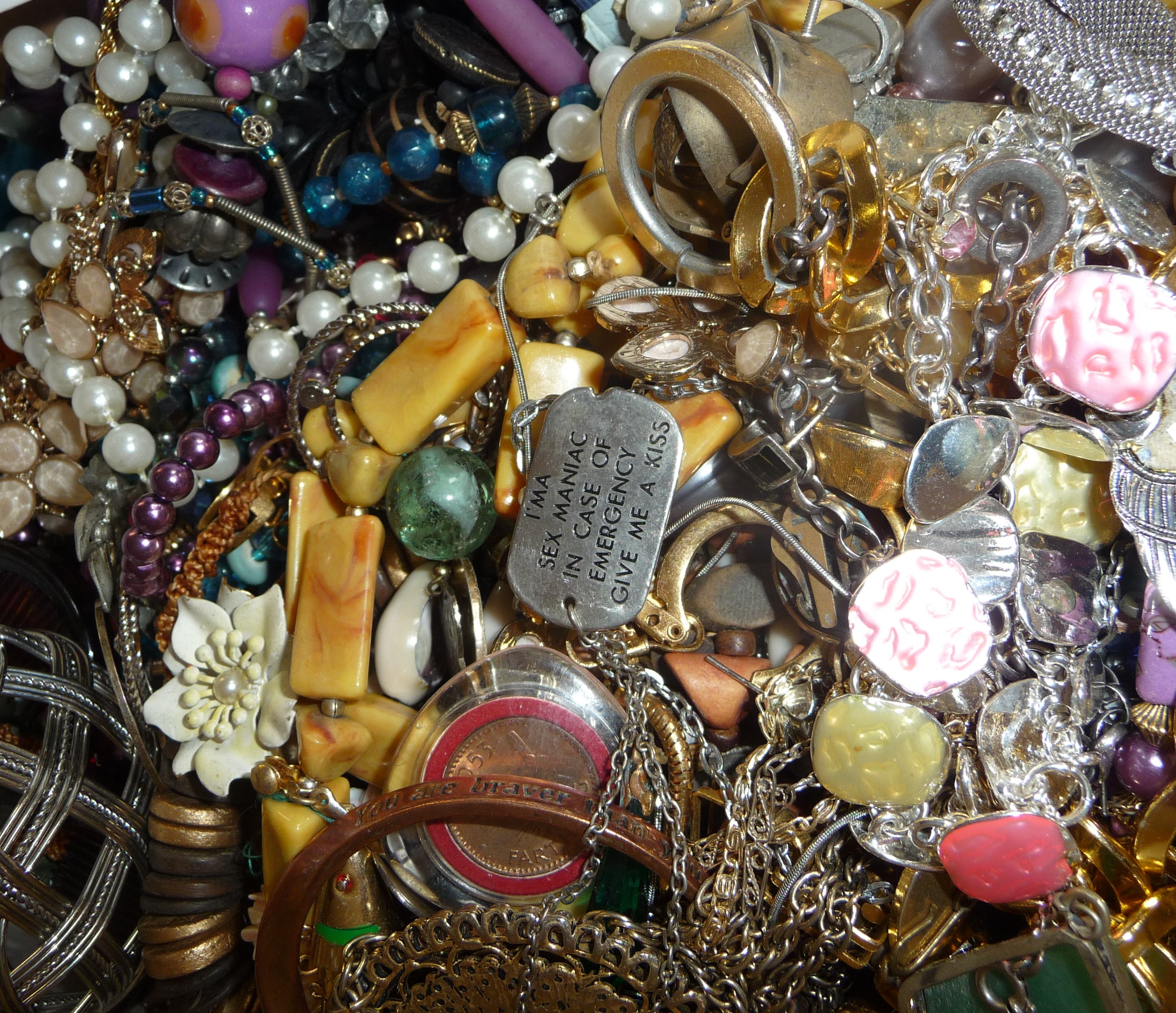 Vintage costume jewellery necklaces, etc. - Image 2 of 2