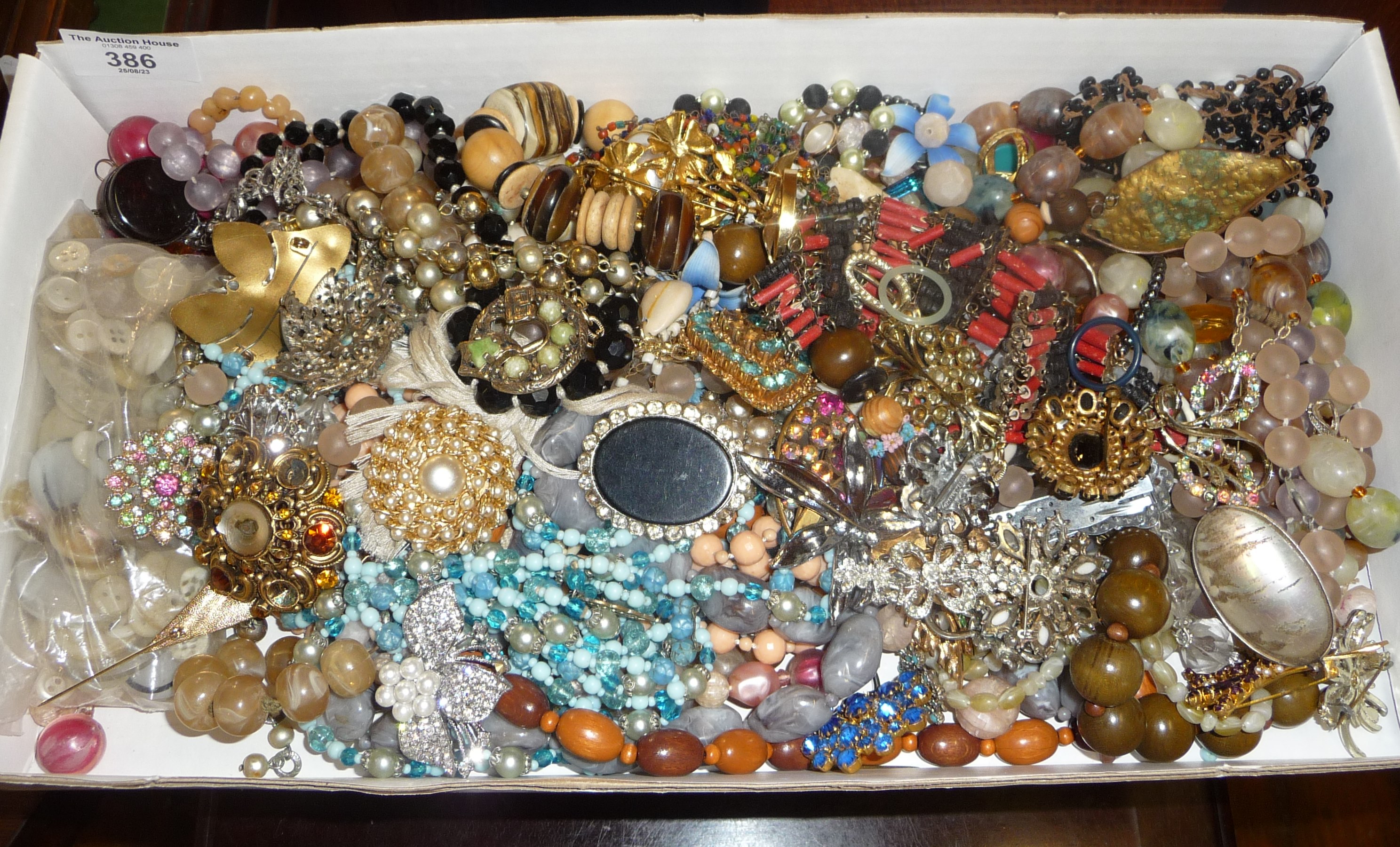 Vintage costume jewellery with brooches, etc.