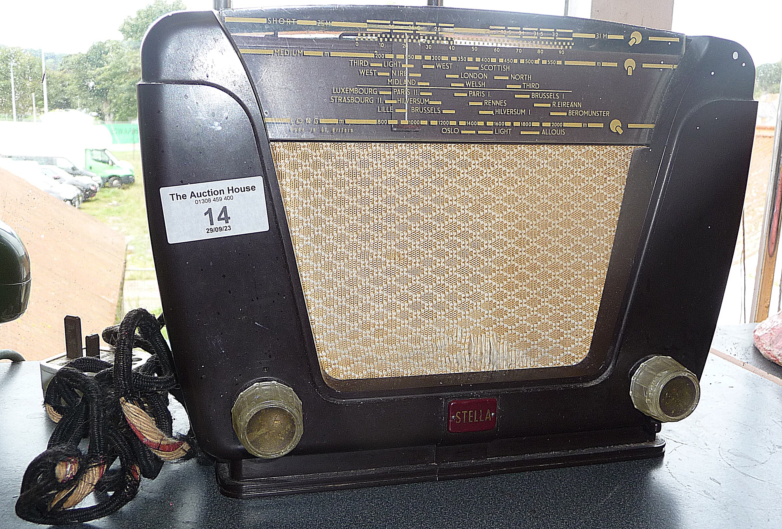 A Stella bakelite radio model no. ST1000/15