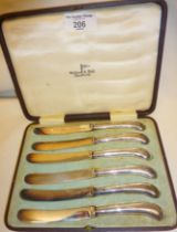 Cased set of 6 Walker & Hall pistol grip silver-handled tea or butter knives hallmarked for