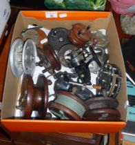 Quantity of wooden and bakelite fishing reels, inc. The Bijou and a Shakespeare Super Condex (16)