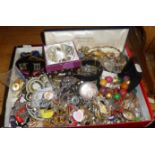 Tray of costume jewellery