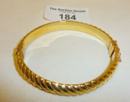 9ct gold hinged bangle bracelet, fully hallmarked, make SJ. Approx weight 10g.