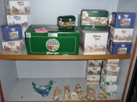 Large collection of Lilliput Lane cottages with boxes etc