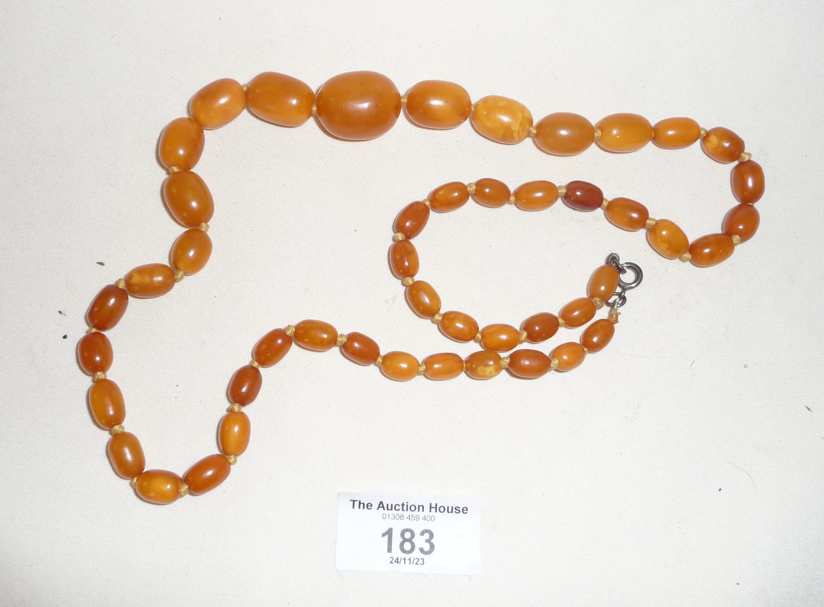 Single row graduated amber bead necklace, approx. 42g