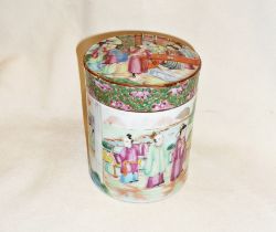 Chinese porcelain Canton cylindrical box with cover, with figures decoration, 12cm high