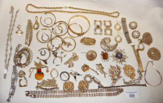 Quantity of assorted gold tone costume jewellery