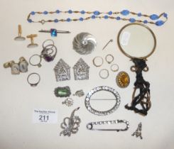 Small tray of assorted jewellery