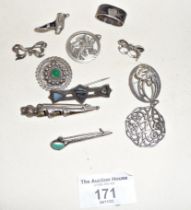 Assorted silver brooches etc., approx. 40g.