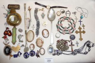 Assorted items of jewellery, cameo brooches, silver thimble, maté spoon etc.