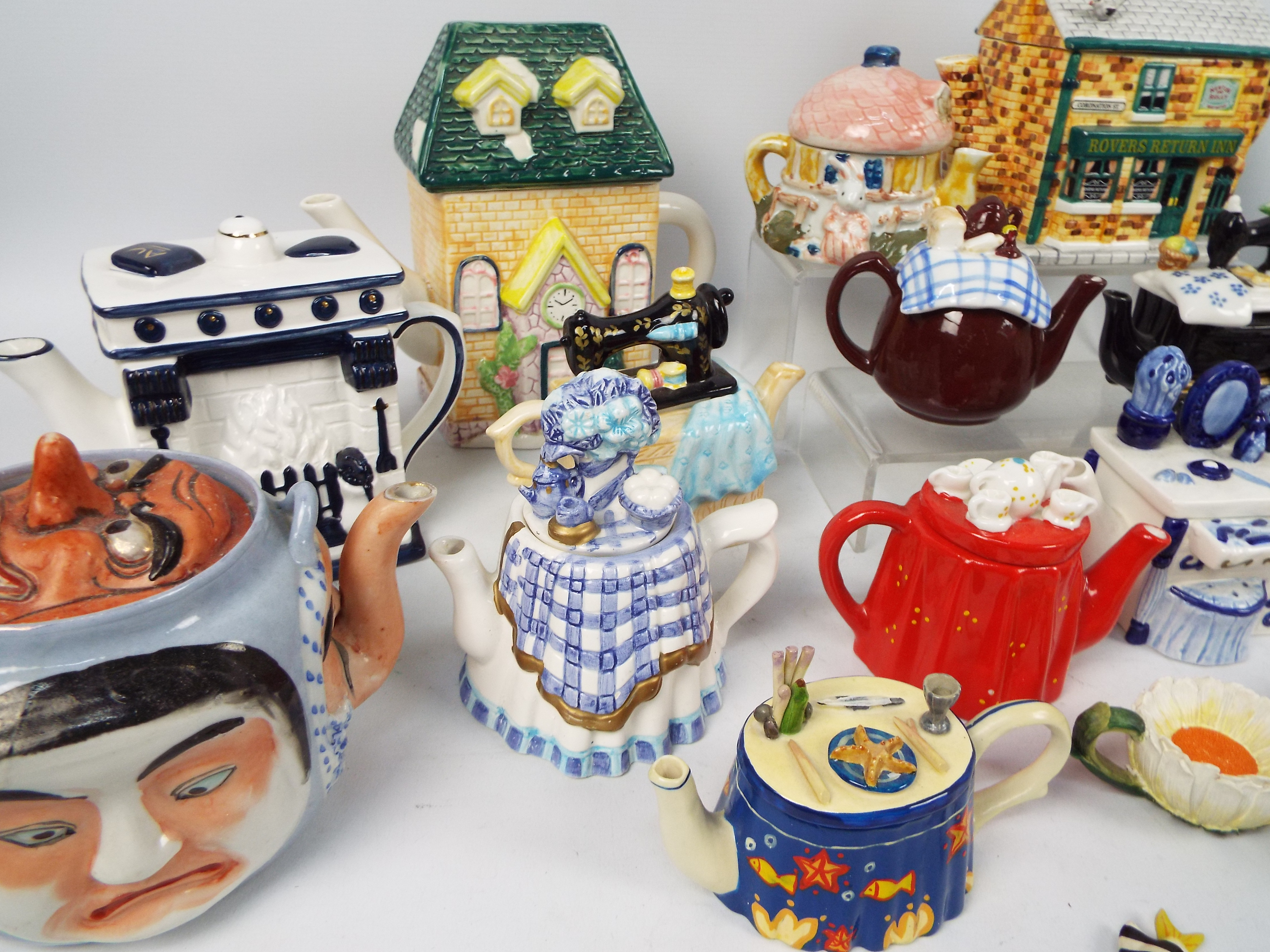 A collection of various novelty teapots. - Image 4 of 5