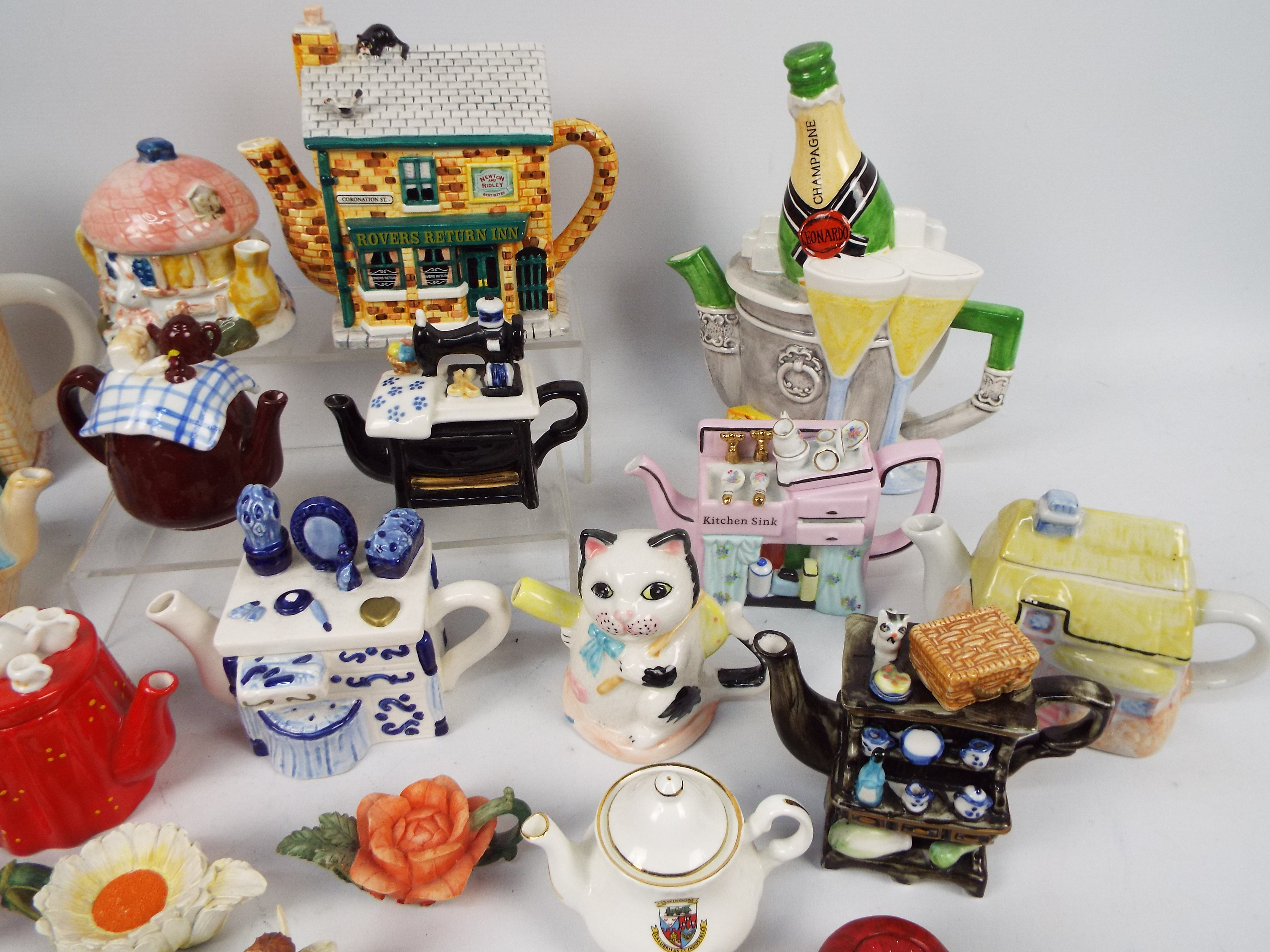 A collection of various novelty teapots. - Image 5 of 5