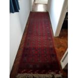 A red ground runner measuring 950 cm x 84 cm.