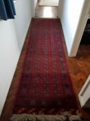 A red ground runner measuring 950 cm x 84 cm.