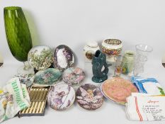 Lot comprising mixed ceramics and glassw