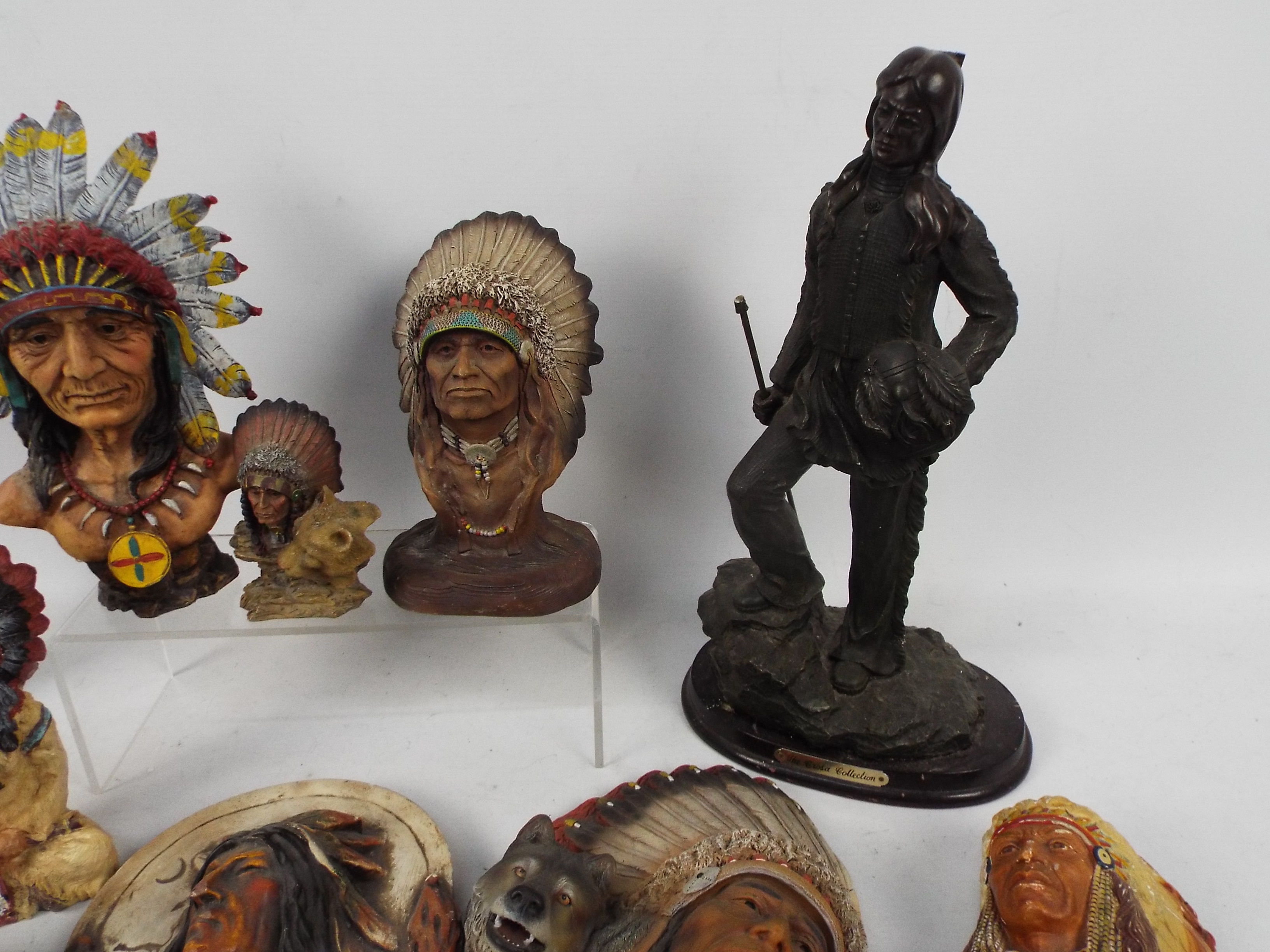 A collection of Native American themed ornaments and wall art, largest approximately 33 cm (h). - Image 5 of 5