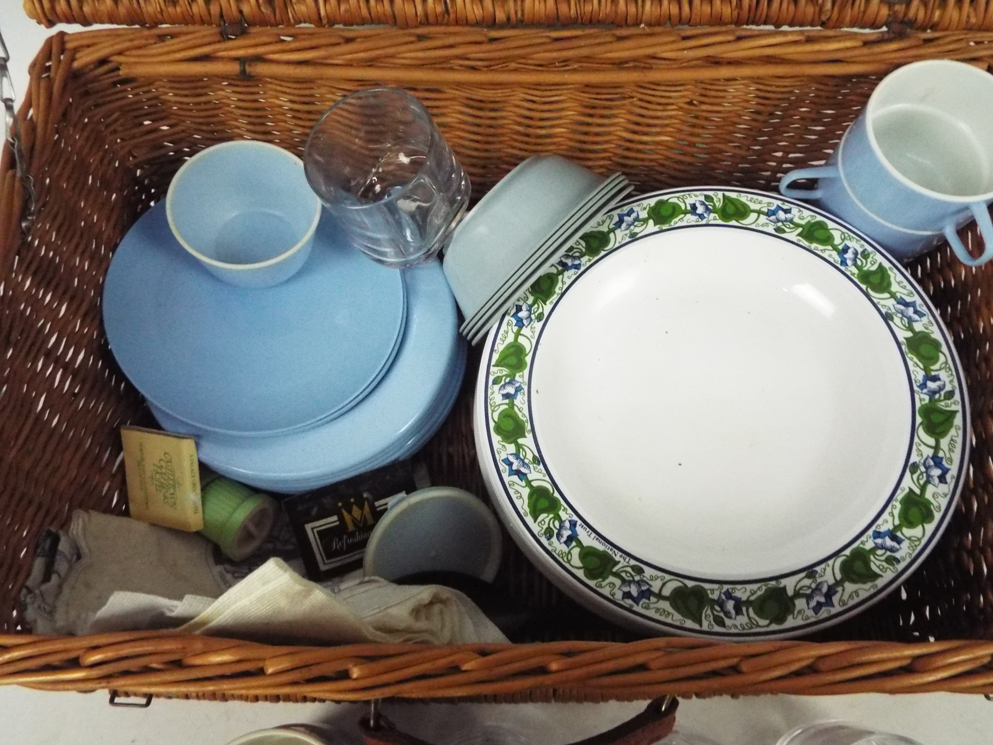 A vintage picnic hamper. - Image 4 of 5