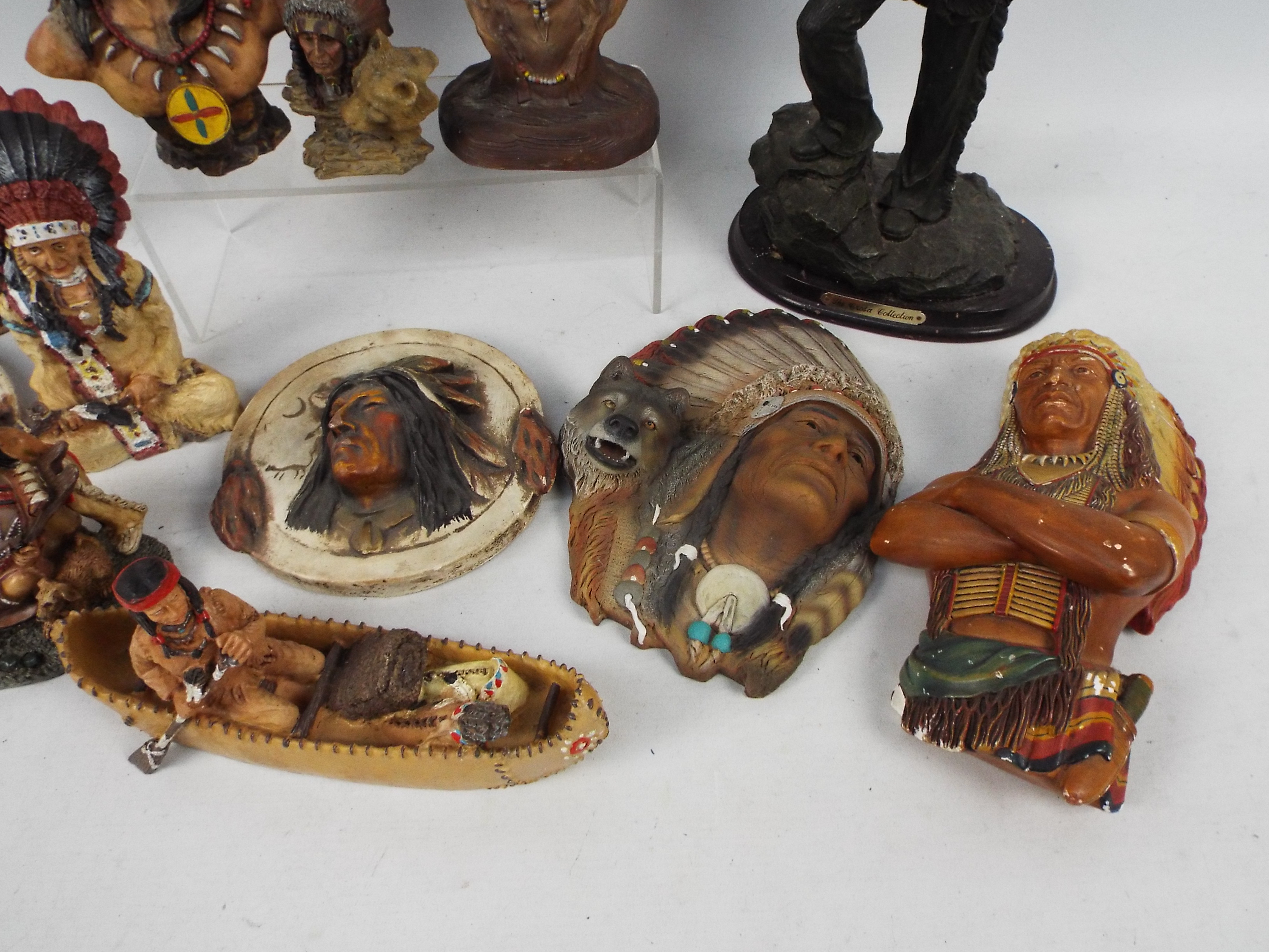 A collection of Native American themed ornaments and wall art, largest approximately 33 cm (h). - Image 4 of 5