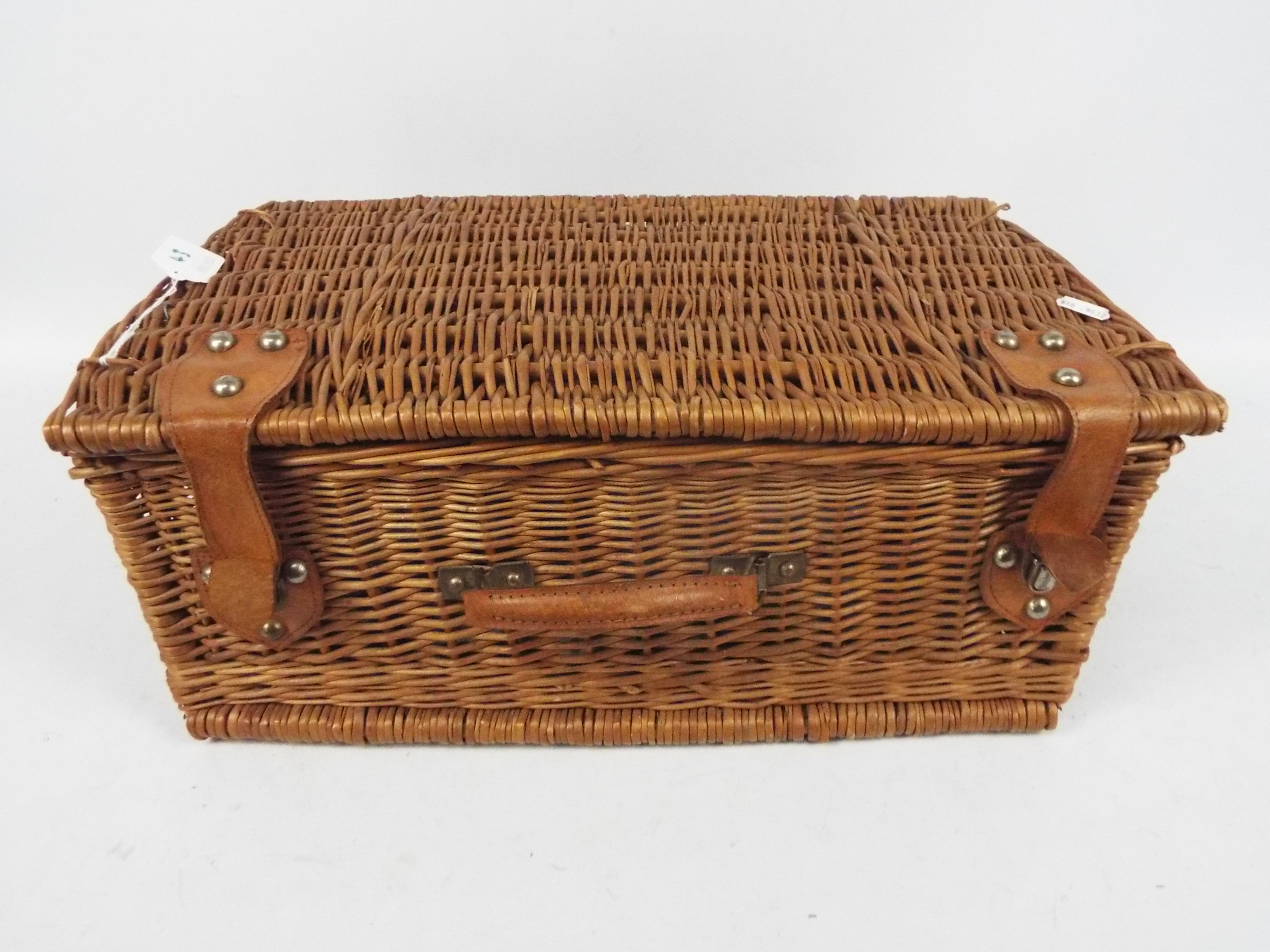 A vintage picnic hamper. - Image 5 of 5