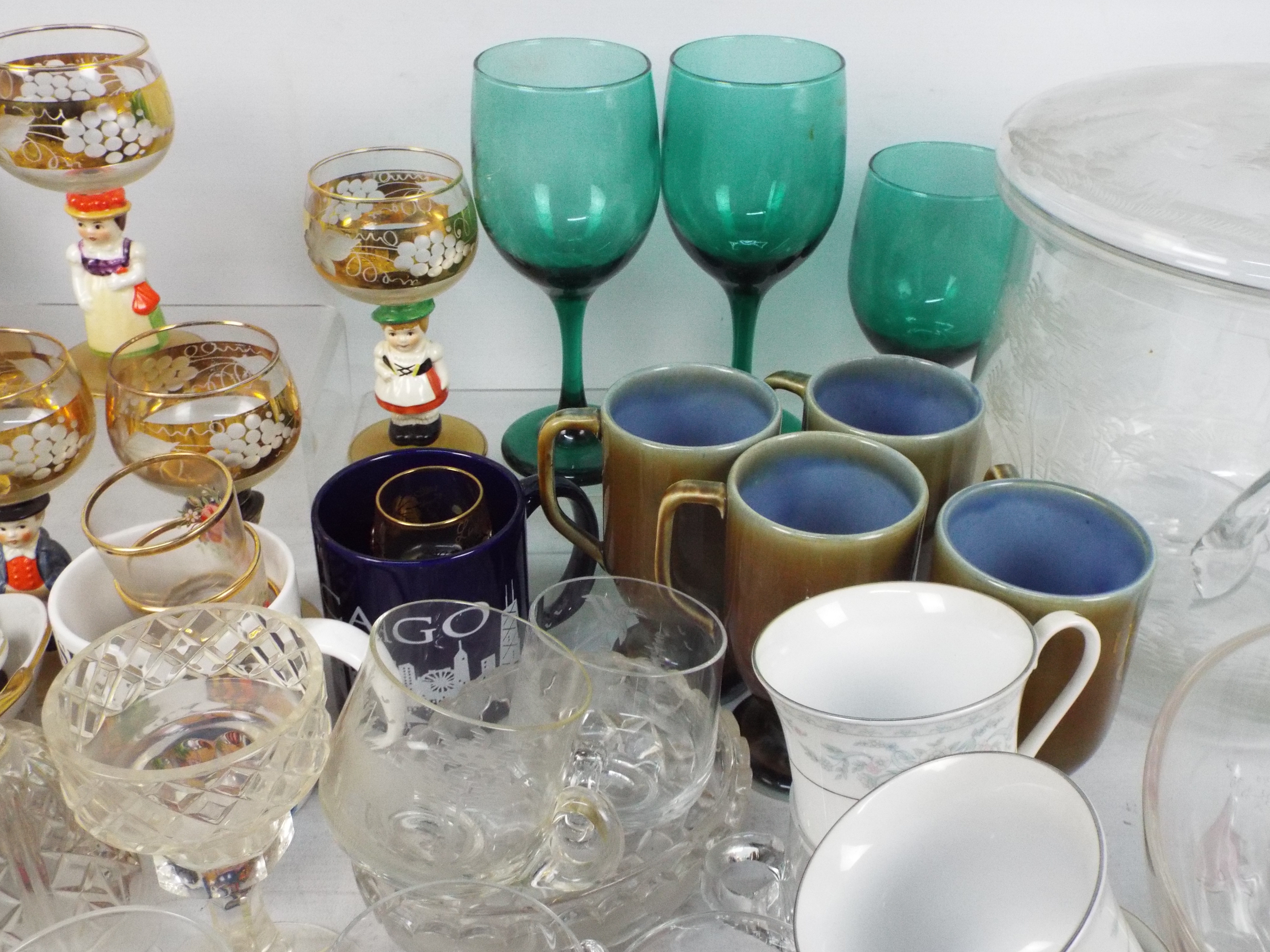 Two boxes of ceramics and glassware to include punch bowl and glasses, bowls and similar. - Image 4 of 6