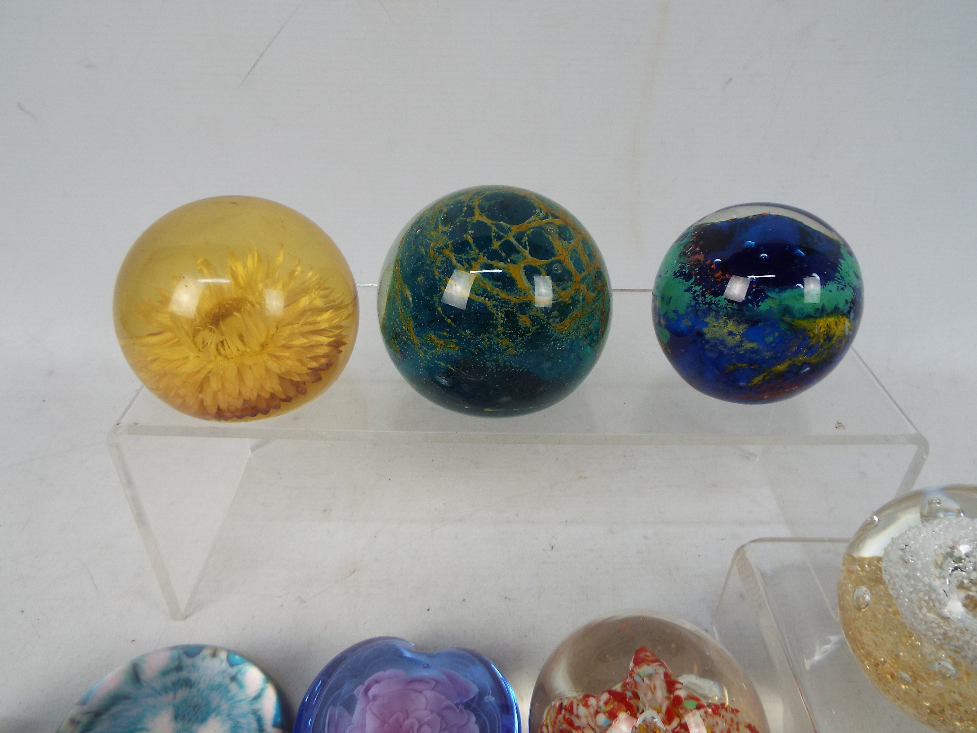 A collection of paperweights to include Mdina, Langham Glass and other. - Image 3 of 4